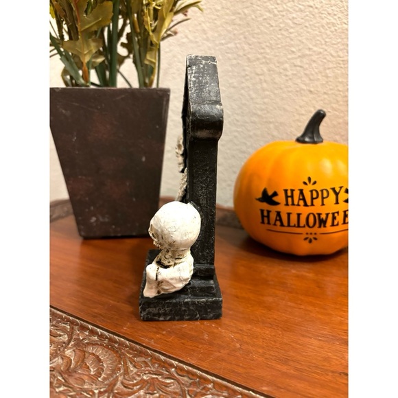 ☠️ NEW VIRAL TIKTOK HALLOWEEN RIP SKELETON ON TOMBSTONE CEMETERY FIGURE SPOOKY - Picture 2 of 9